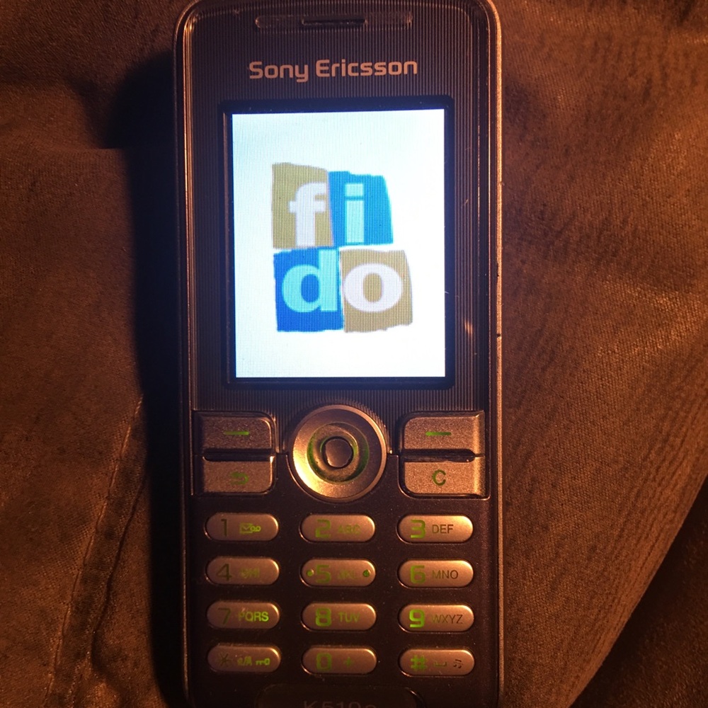 Rare vintage Sony Ericsson K510a Fido Network cell phone.
Works perfectly